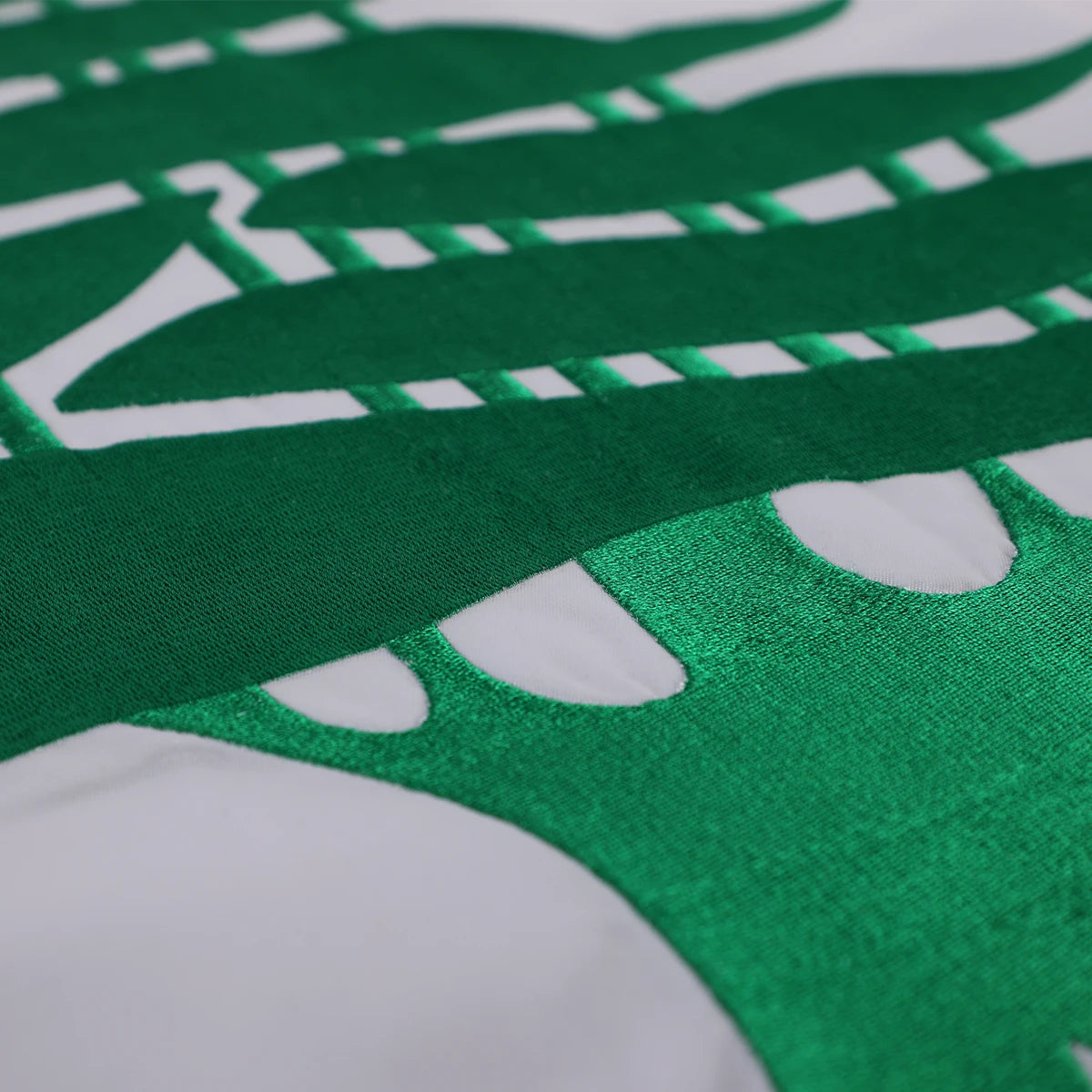 العلم اللبناني المهيب