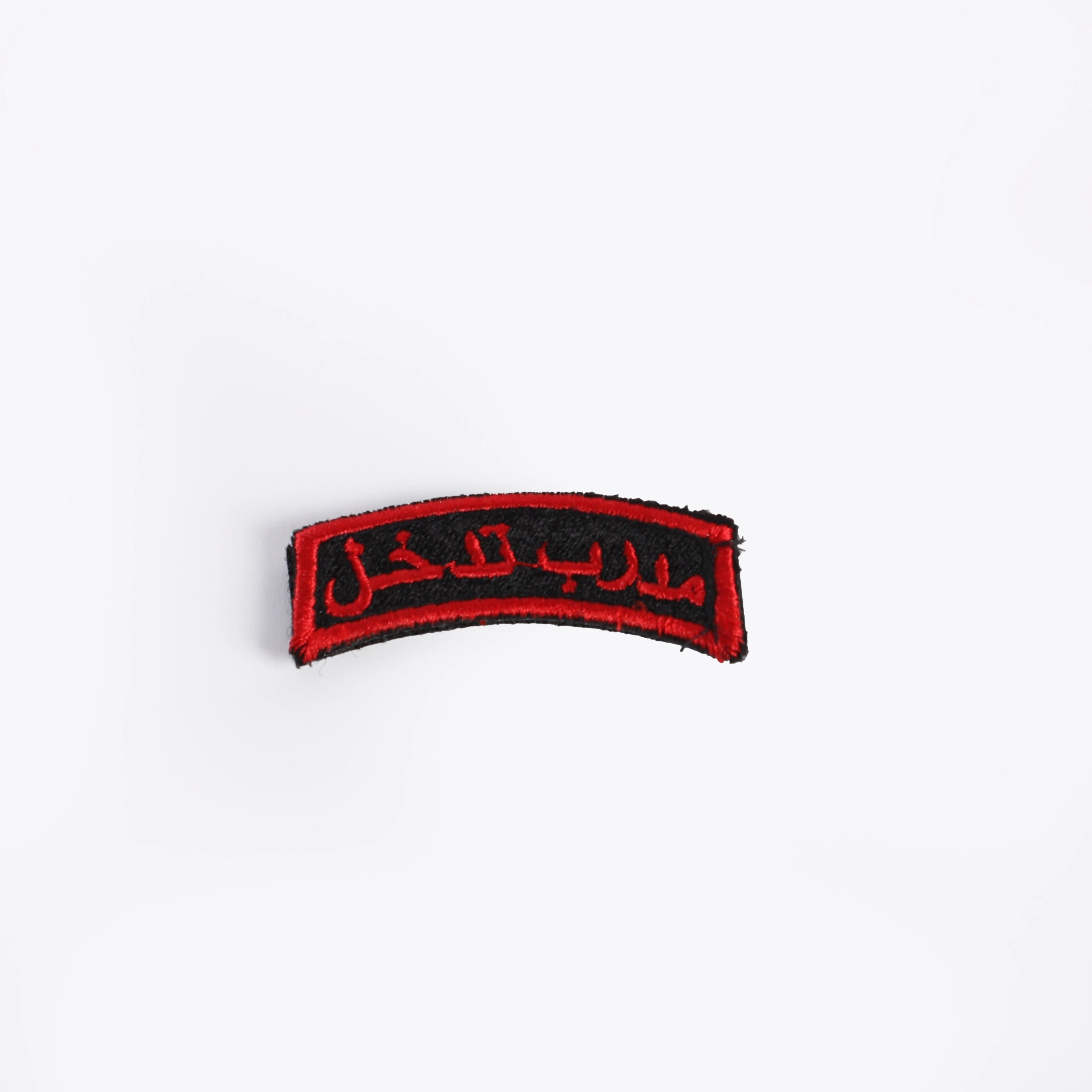 علامة تجارية بدج تشير الى احمر