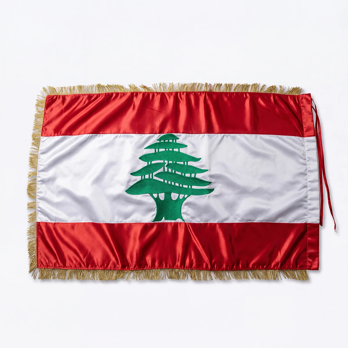 العلم اللبناني المهيب